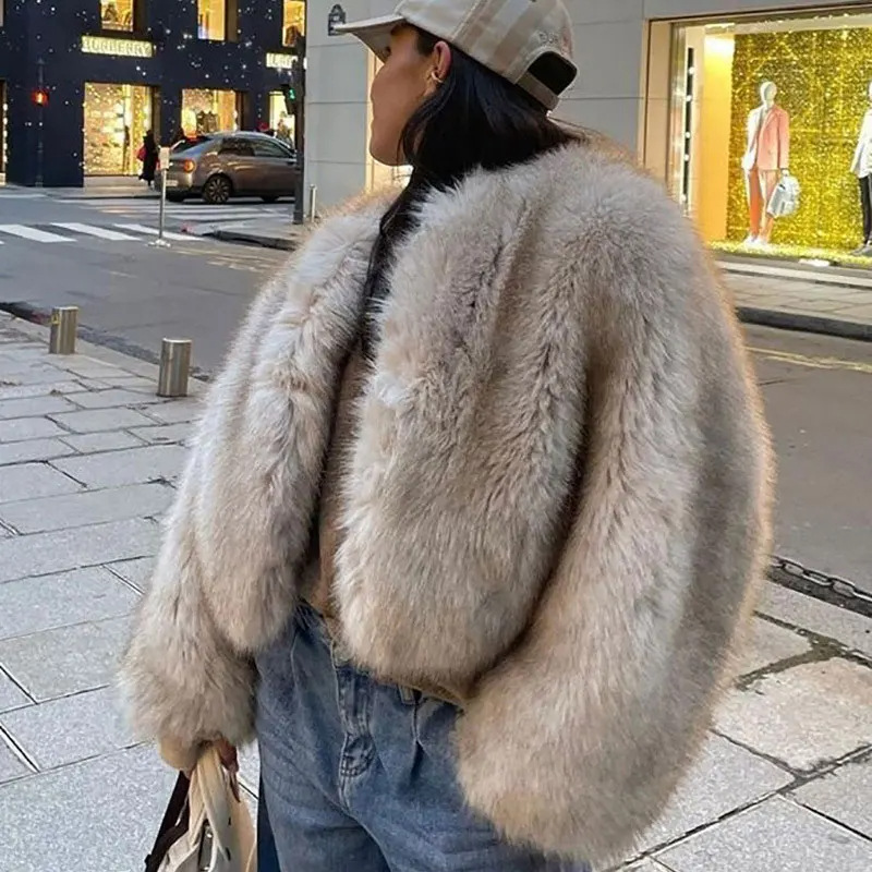 Street Fashion Week - Kultowy Krótki Płaszcz ze Sztucznego Futra