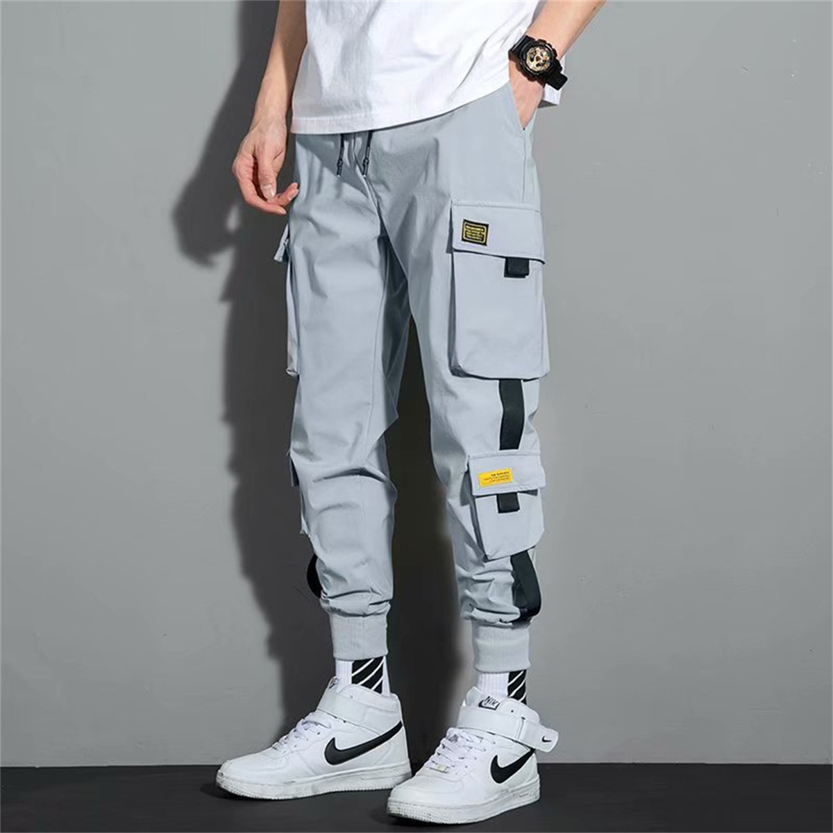 Street Fashion Model - Modne spodnie cargo z wieloma kieszeniami