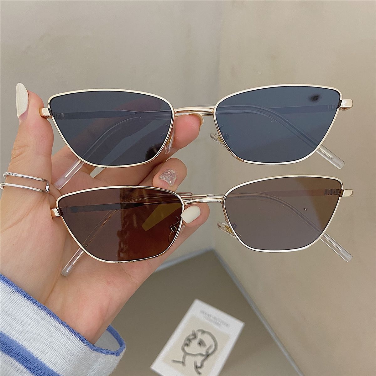 Street Fashion Photography - Modne, rombowe, metalowe okulary przeciwsłoneczne dla