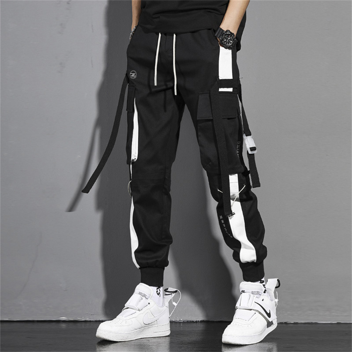 Modne spodnie cargo z wieloma  – Street Fashion Model recenzja i cena