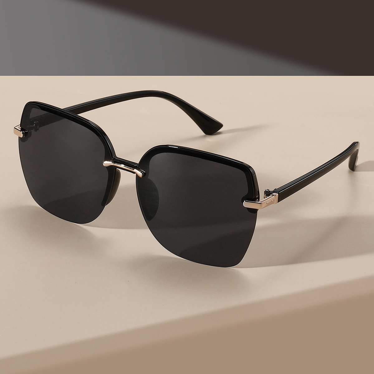 Okulary w stylu retro, minimal – Street Fashion Photography recenzja i cena